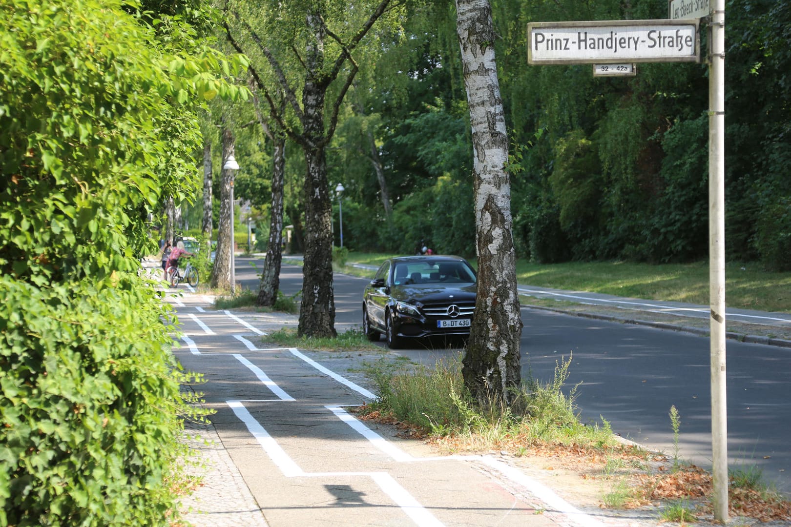 Im Zickzack verläuft der Radweg im Stadtteil Zehlendorf: Das war so nicht geplant, erklärt die zuständige Bezirksstadträtin.