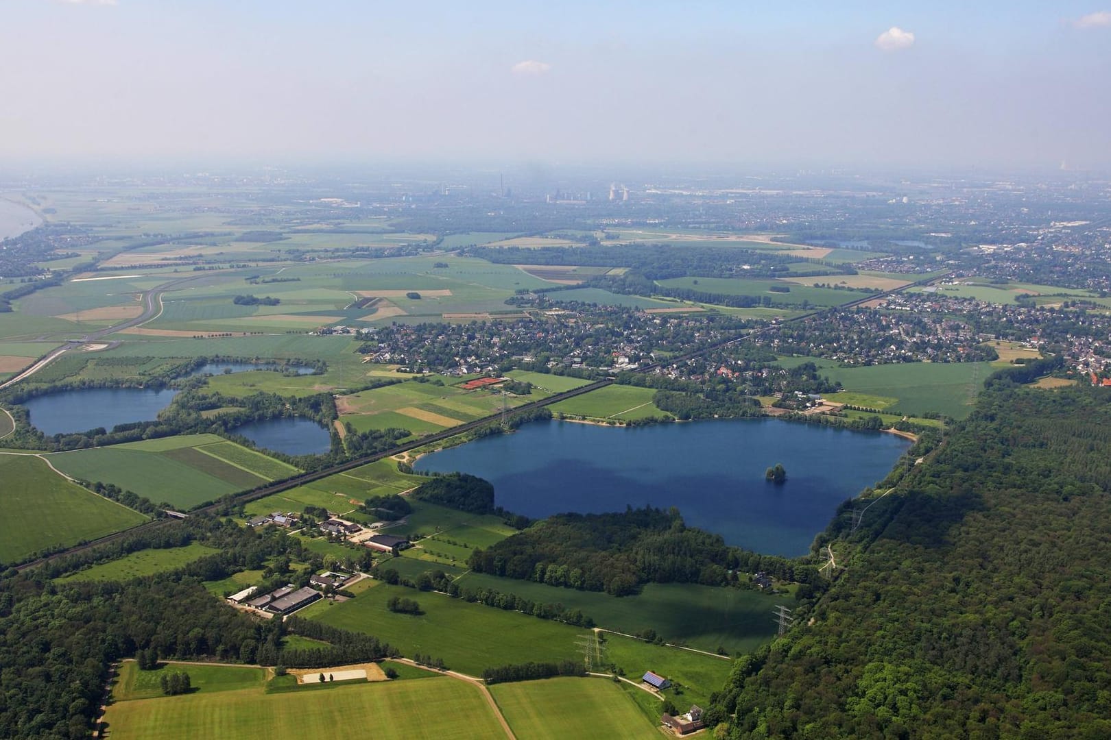 Der Baggersee in Angermund: In dem See ist das Baden eigentlich nicht erlaubt – aber das stört die unerwünschten Gäste wenig. (Archivbild)