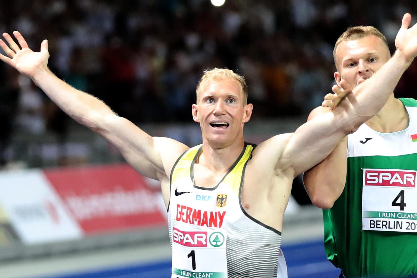 Befreiender Jubel: Arthur Abele nach dem entscheidenden Lauf über 1500 Meter.