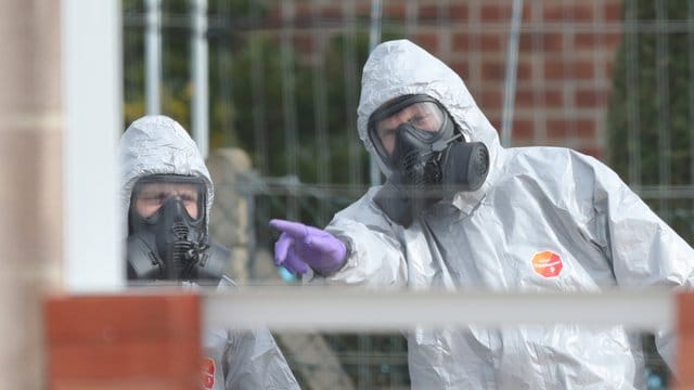 Soldaten tragen Schutzanzüge während der Ermittlungen zur Vergiftung des Ex-Doppelagent Skripal und dessen Tochter. Soldaten tragen Schutzanzüge während der Ermittlungen zur Vergiftung des Ex-Doppelagent Skripal und dessen Tochter.