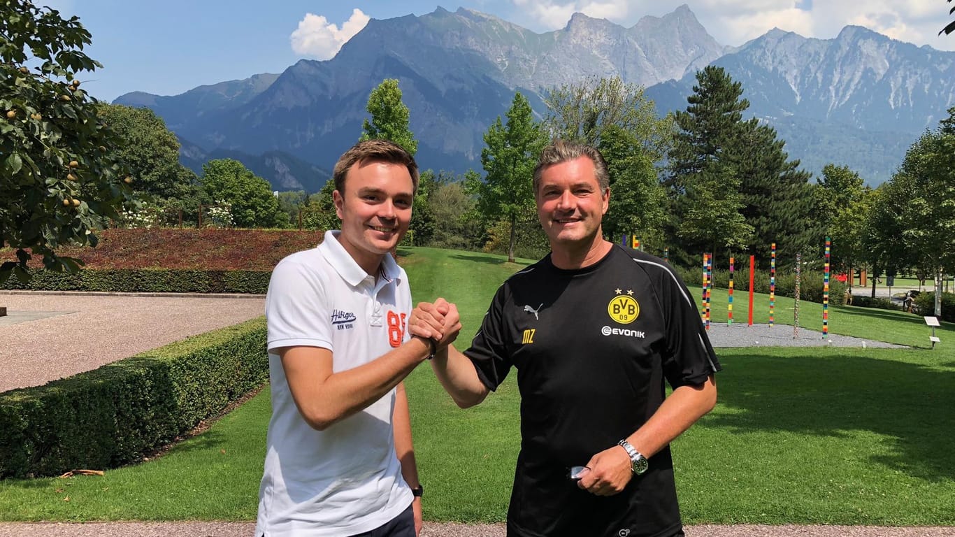 Dortmunds Sportdirektor Michael Zorc mit t-online.de-Redakteur Luis Reiß