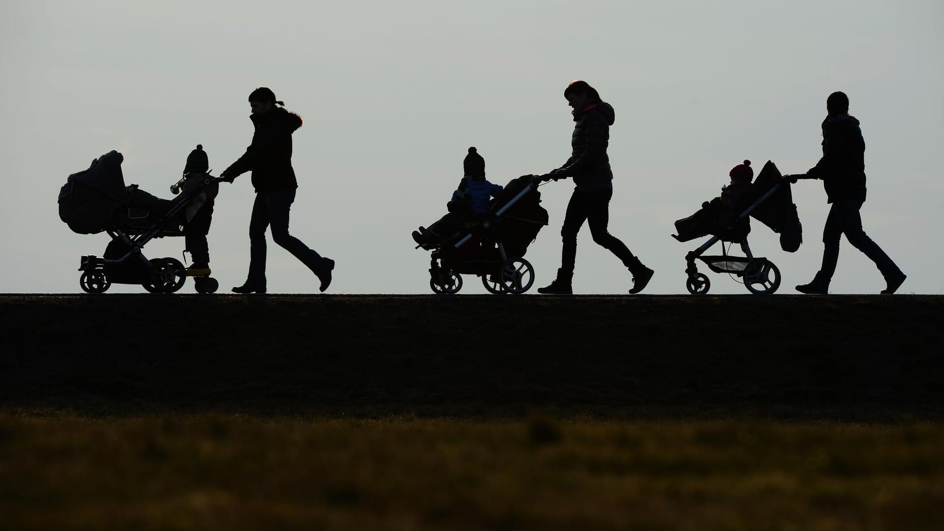 Drei Mütter schieben ihre Kinderwagen entlang: Die Zahl ausländischer Kindergeld-Empfänger ist drastisch gestiegen.