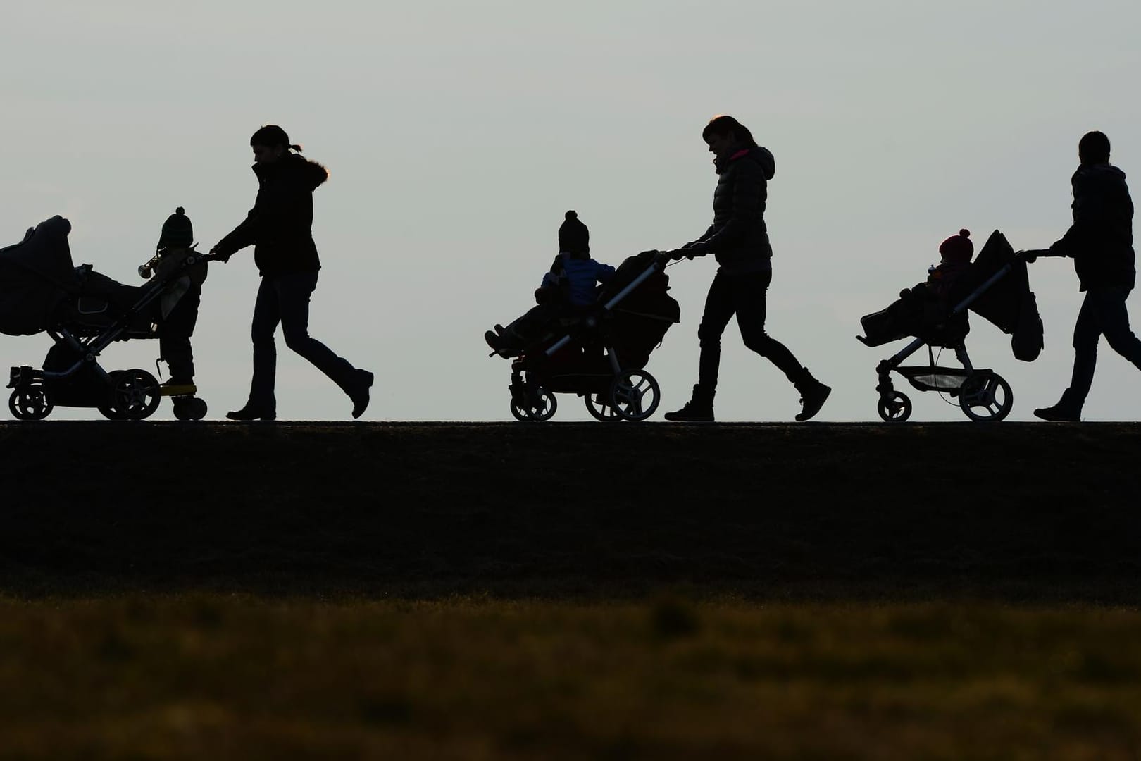 Drei Mütter schieben ihre Kinderwagen entlang: Die Zahl ausländischer Kindergeld-Empfänger ist drastisch gestiegen.