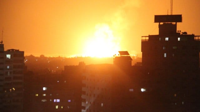 Nach einem israelischen Luftangriff erzeugt eine Explosion einen Feuerball über Gaza-Stadt. Nach einem israelischen Luftangriff erzeugt eine Explosion einen Feuerball über Gaza-Stadt.