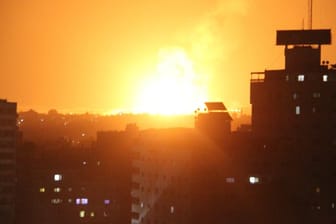 Nach einem israelischen Luftangriff erzeugt eine Explosion einen Feuerball über Gaza-Stadt.