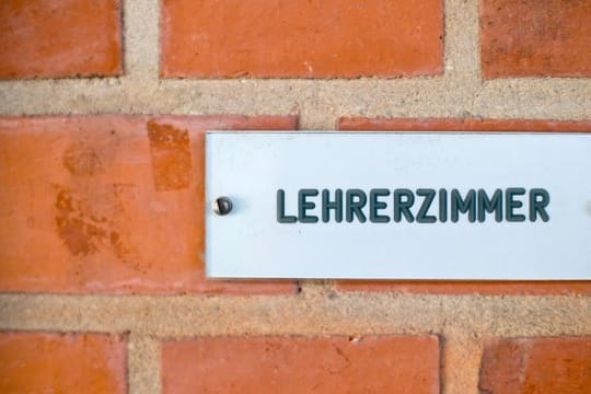 Der Lehrermangel verstärke den Arbeitsdruck und die Belastung der Kollegen.