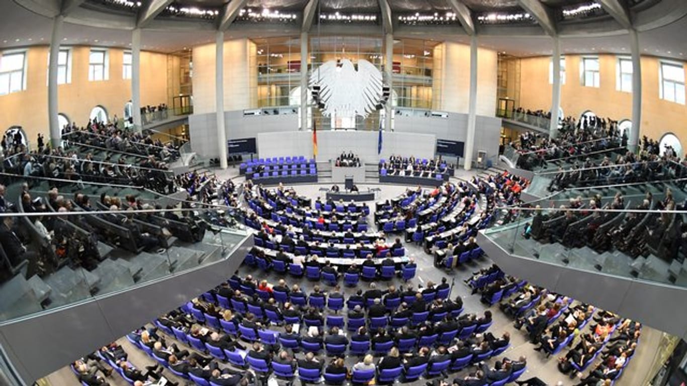Abgeordneten im Plenarsaal des Deutschen Bundestages.