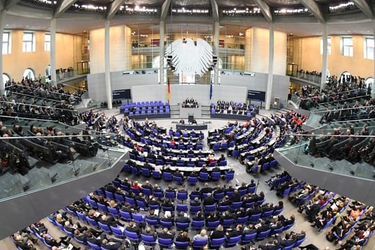 Abgeordneten im Plenarsaal des Deutschen Bundestages.