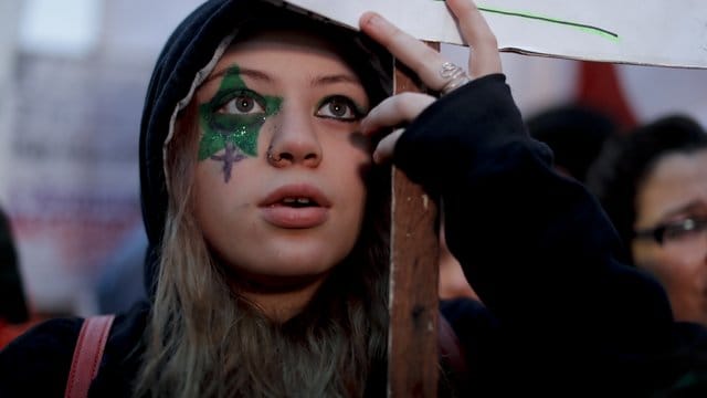 Zehntausende Menschen hatten sich während der 16-stündigen Debatte auf den Straßen von Buenos Aires zum Protest versammelt. Zehntausende Menschen hatten sich während der 16-stündigen Debatte auf den Straßen von Buenos Aires zum Protest versammelt.