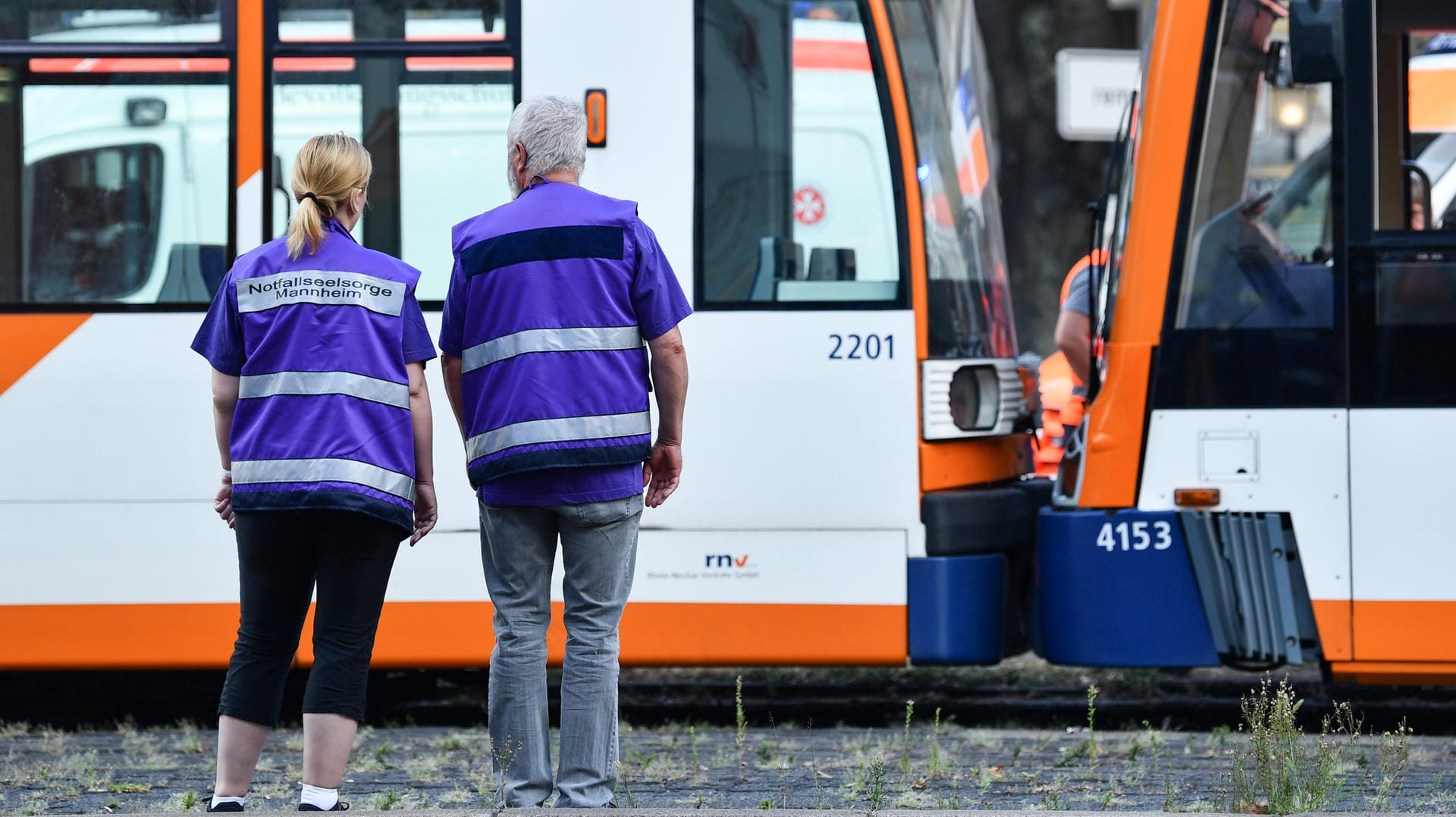 Notfallseelsorger stehen vor einer verunglückten Straßenbahn am Kaiserring: Beim Zusammenstoß zweier Straßenbahnen sind etwa 20 Menschen verletzt worden. Notfallseelsorger stehen vor einer verunglückten Straßenbahn am Kaiserring: Beim Zusammenstoß zweier Straßenbahnen sind etwa 20 Menschen verletzt worden.