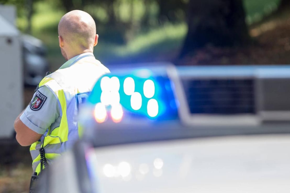 Polizeiwagen im Einsatz: Ein 49-Jähriger soll in Hamburg seine Stieftochter und sich selbst getötet haben.