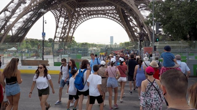 Für den Eiffelturm mit über sechs Millionen Besuchern im Jahr werden inzwischen viele Tickets über das Internet verkauft. Für den Eiffelturm mit über sechs Millionen Besuchern im Jahr werden inzwischen viele Tickets über das Internet verkauft.