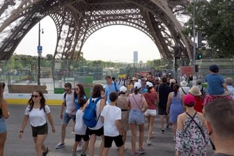 Für den Eiffelturm mit über sechs Millionen Besuchern im Jahr werden inzwischen viele Tickets über das Internet verkauft.