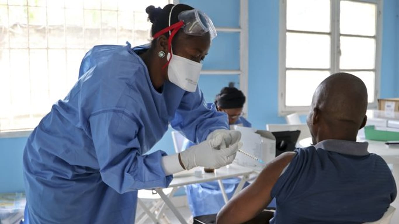 Ein Gesundheitsarbeiter der WHO wird gegen Ebola geimpft.