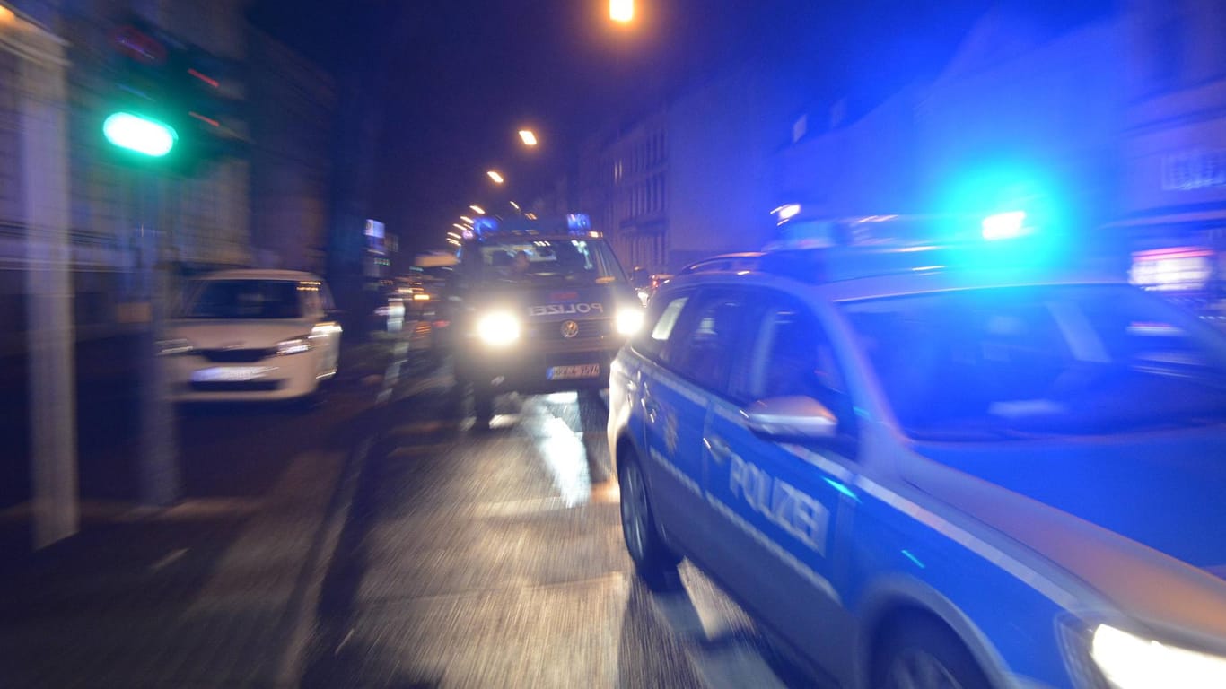 Polizeiautos auf der Straße (Symbolbild): In der Nacht zum Donnerstag wurden bei einer großen Schlägerei in Pinneberg mehrere Menschen verletzt.