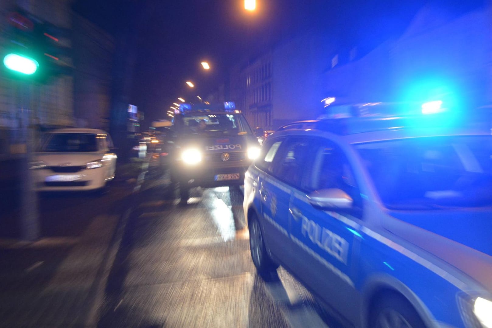 Polizeiautos auf der Straße (Symbolbild): In der Nacht zum Donnerstag wurden bei einer großen Schlägerei in Pinneberg mehrere Menschen verletzt.