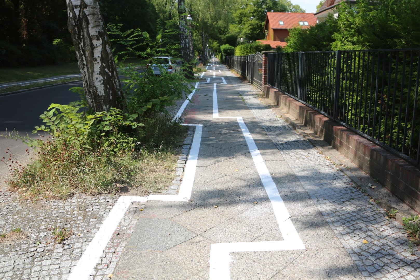 Zickzack-Radweg in Berlin: Die Markierungen sind jeweils in Höhe der Bäume verrückt und sollen nun entfernt werden.
