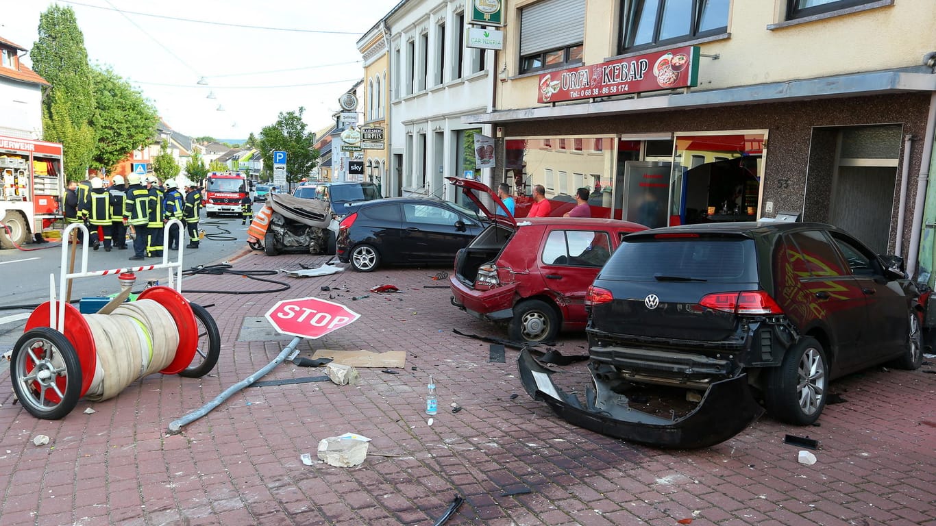 Ende einer Todesfahrt: Spuren der Verwüstung in der Geschäftsstraße in Sarwellingen nach dem Crash.