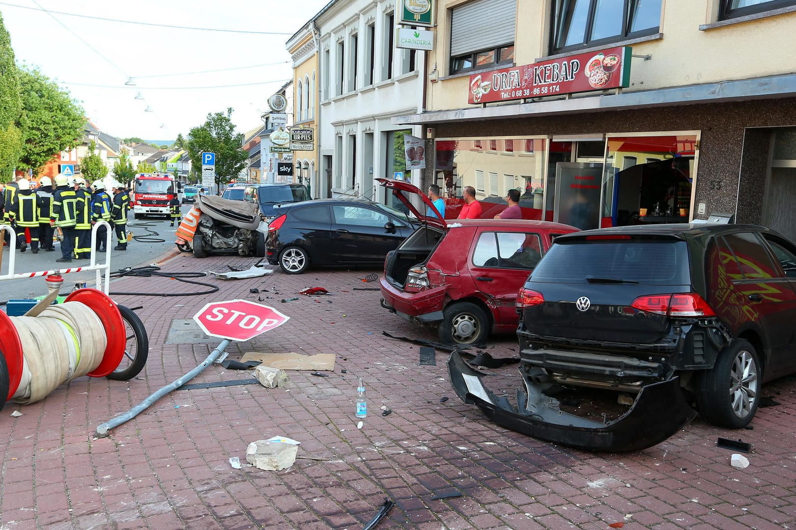 Ende einer Todesfahrt: Spuren der Verwüstung in der Geschäftsstraße in Sarwellingen nach dem Crash.