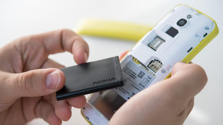 Der Akku des Nokia 8110 4G lässt sich entfernen. Unter der abnehmbaren Rückseite finden sich auch die Steckplätze für zwei SIM-Karten und eine Speicherkarte.