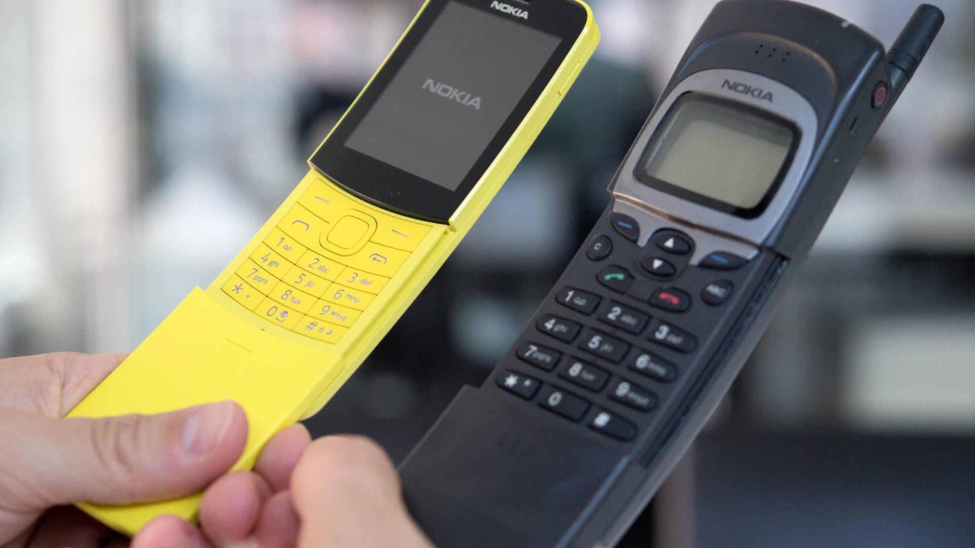 Die Zeit bleibt nicht stehen. Der Neubau des Nokia 8110 (l) kann in Sachen Anmutung und Materialstärke nicht mit dem Original (r) mithalten. Auch nach 20 Jahren wackelt und knirscht am Handy-Veteranen nichts, beim Neubau ist da mehr Spiel zwischen den einzelnen Bauteilen.