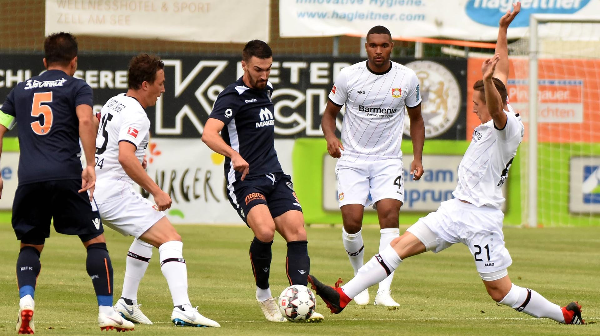 Kompromissloser Einsatz: Dominik Kohr (r.) versucht Rijad Bajic von Basaksehir im Freundschaftsspiel in Zell am See den Ball abzunehmen.