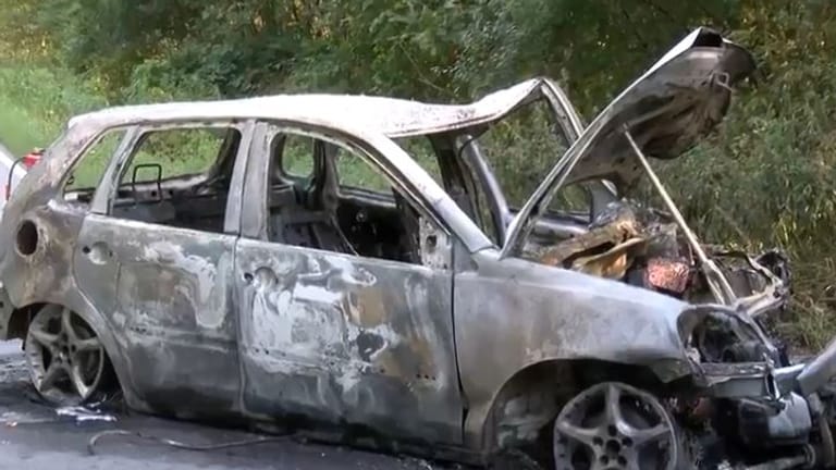 Das Wrack des ausgebrannten Fahrzeugs an der Landstraße in Lauenburg: Ein junger Mann stirbt – aus Nachlässigkeit eines Augenzeugen?