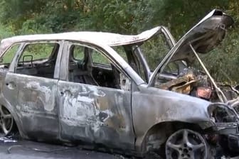 Das Wrack des ausgebrannten Fahrzeugs an der Landstraße in Lauenburg: Ein junger Mann stirbt – aus Nachlässigkeit eines Augenzeugen?
