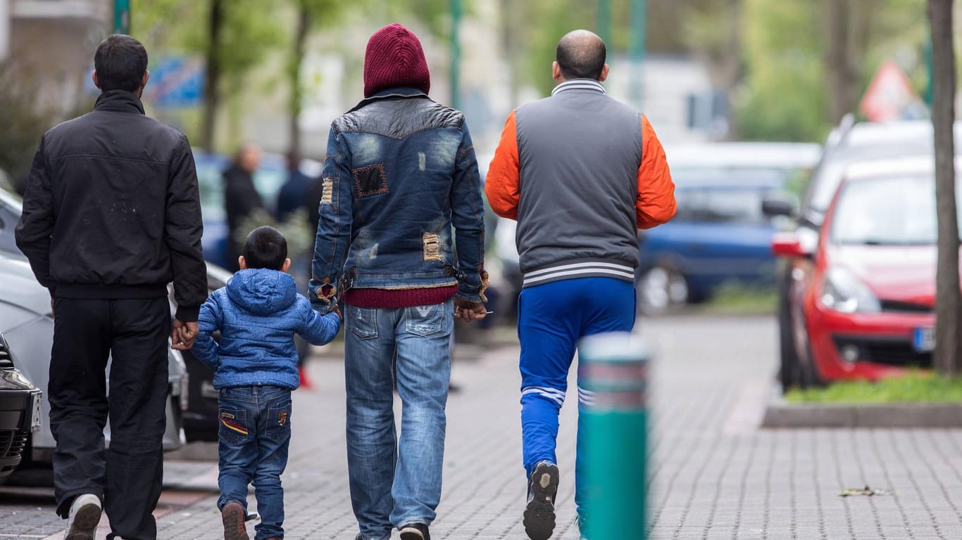 Passanten auf einer Straße in Duisburg-Marxloh: Betrugsfälle beim Kindergeld sind kein Massenphänomen.