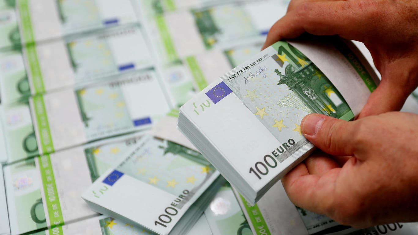 Ein Mann hält Hundert-Euro-Scheine in der Hand (Symbolbild): Ein Anonymer hat in Wolfsburg eine große Geldmenge an ein Hospiz gespendet.