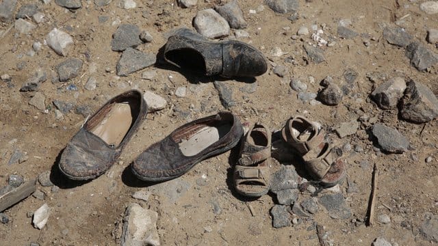 Schuhe von Opfern nach einem Luftschlag im Jemen: Im dem Bürgerkriegsland sind bei einem Luftangriff auf einen Schulbus viele Menschen ums Leben gekommen. Schuhe von Opfern nach einem Luftschlag im Jemen: Im dem Bürgerkriegsland sind bei einem Luftangriff auf einen Schulbus viele Menschen ums Leben gekommen.