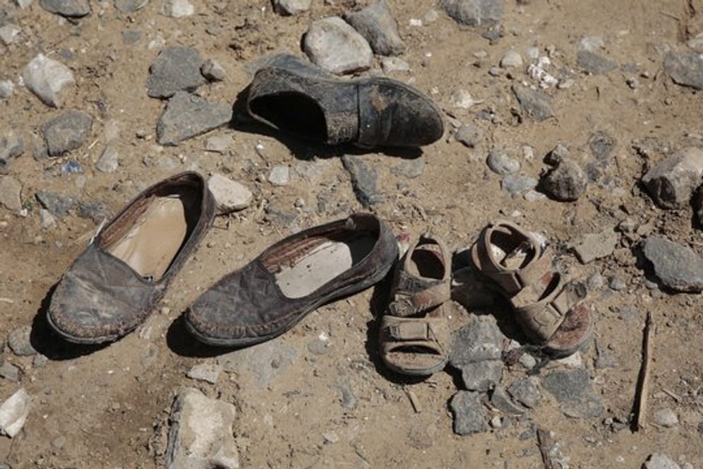 Schuhe von Opfern nach einem Luftschlag im Jemen: Im dem Bürgerkriegsland sind bei einem Luftangriff auf einen Schulbus viele Menschen ums Leben gekommen.