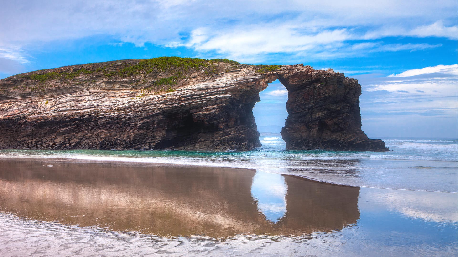 Playa de Las Catedrales: Um den berühmten Strand in Galicien nordöstlich von La Coruña erleben zu dürfen, brauchen Besucher in den Sommermonaten eine "persönliche und nicht übertragbare" Sondergenehmigung.