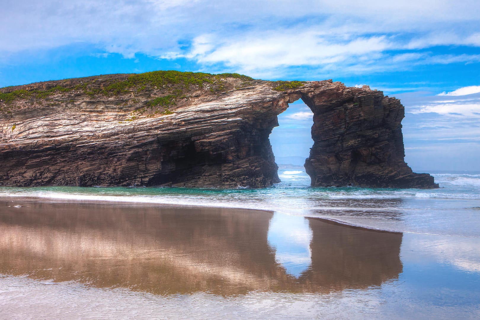 Playa de Las Catedrales: Um den berühmten Strand in Galicien nordöstlich von La Coruña erleben zu dürfen, brauchen Besucher in den Sommermonaten eine "persönliche und nicht übertragbare" Sondergenehmigung.