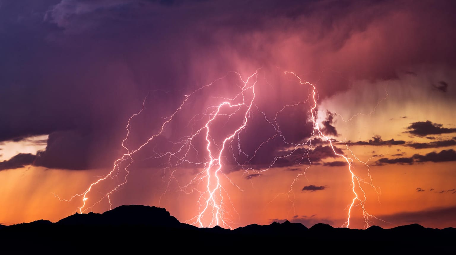 Blitze am Himmel: Bei einem Unwetter gilt es im Freien einige Regeln zu beachten.