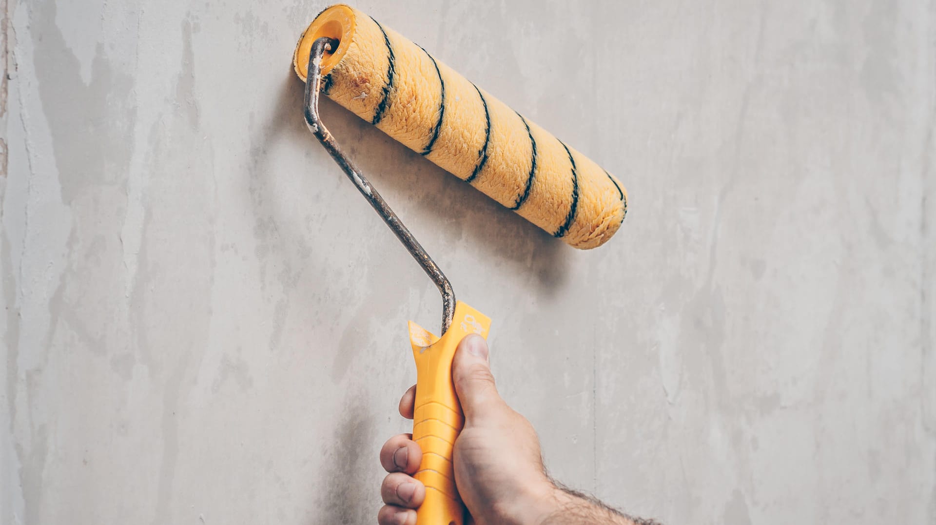 Tapete entfernen: Befeuchtet man die Tapete mit Wasser, löst sich der Kleister besser. Tapete entfernen: Befeuchtet man die Tapete mit Wasser, löst sich der Kleister besser.