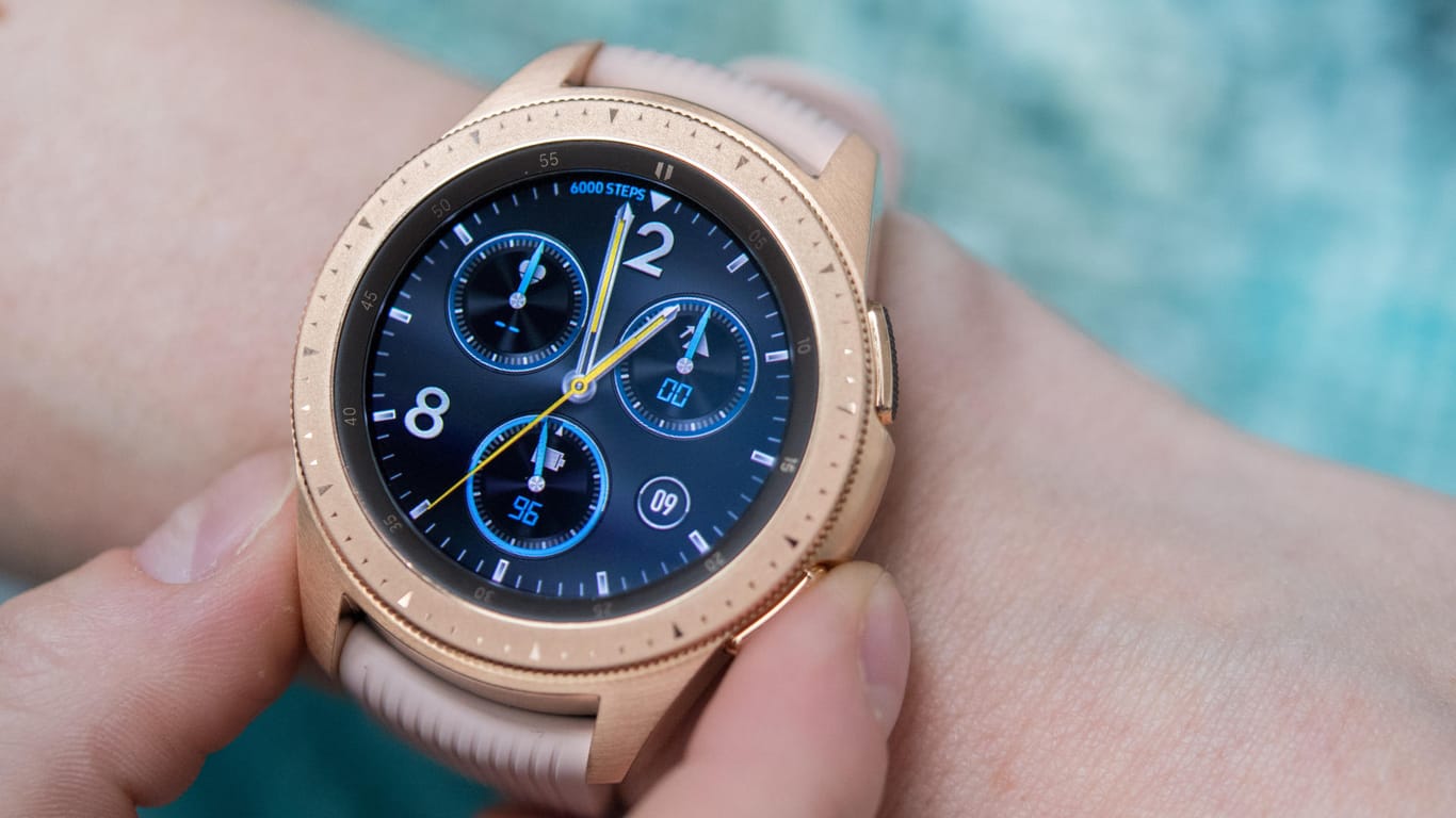 Samsungs Galaxy Watch: Die Uhr wird ab 309 Euro angeboten. Neben Telefonaten, Nachrichten und Musikstreaming bietet das Gerät umfangreiche Sport- und Gesundheitsprogramme.