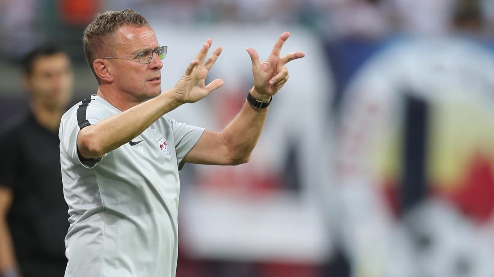 Drei Tore: Trainer Ralf Rangnick zeigt es an.