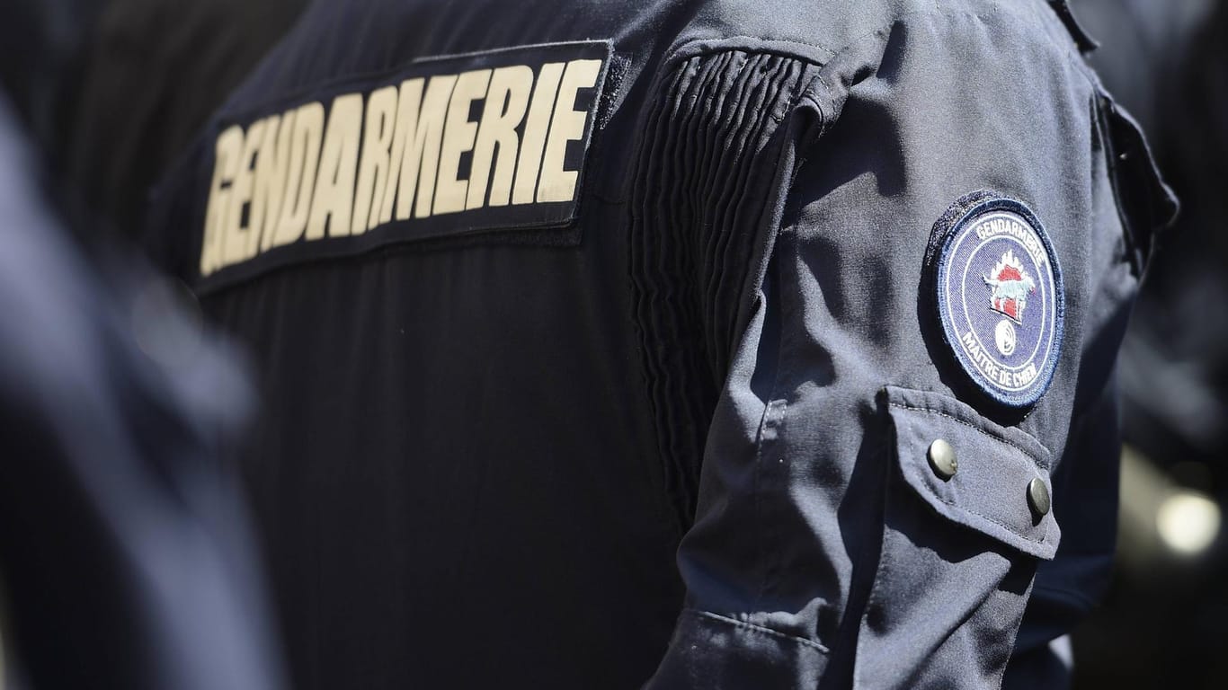 Ein Gendarm in Frankreich (Symbolbild): In Südfrankreich sucht die Polizei einen vermissten deutschen Betreuer eines Ferienlagers.
