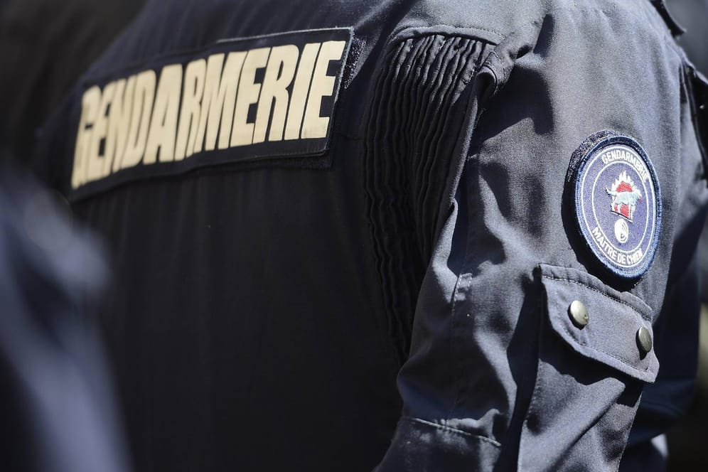 Ein Gendarm in Frankreich (Symbolbild): In Südfrankreich sucht die Polizei einen vermissten deutschen Betreuer eines Ferienlagers.