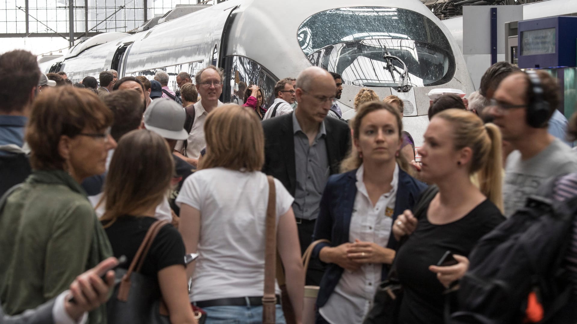 Bahn stellt Betrieb nach Unwetter nahezu ein: Überfüllt ist der Hauptbahnhof in Frankfurt, nachdem der Zugverkehr in und um Frankfurt wegen eines Unwetters vorübergehend nahezu komplett eingestelt wurde.