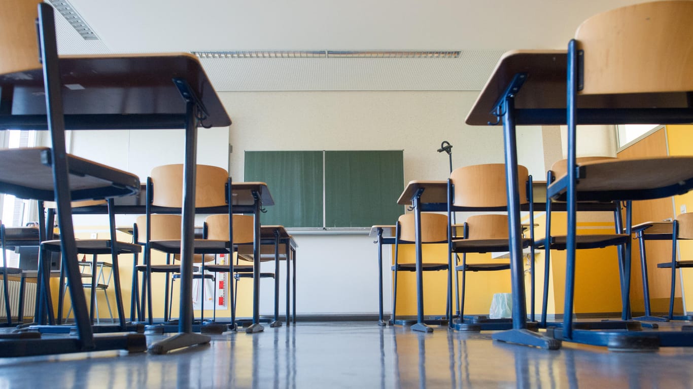 Ein leerer Klassenraum: Der teils dramatische Lehrermangel wird sich zum neuen Schuljahr in vielen Bundesländern aus Expertensicht noch zuspitzen.