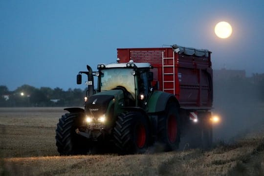 Treckerfahrer, die auf einer Landstraße links abbiegen, müssen extrem vorsichtig sein.