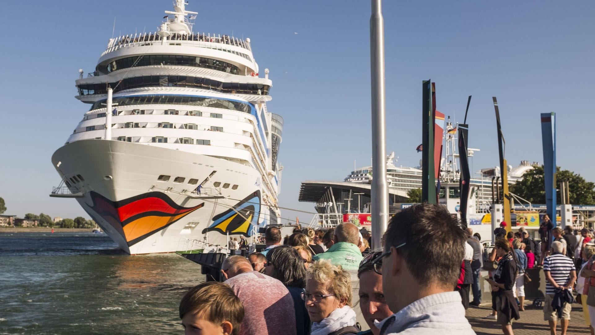 Kreuzfahrtschiff im Hafen: Erfahrene Kreuzfahrtgäste erkundigen sich schon vor der Abreise, welche Zielgebiete sich gut in Eigenregie erkunden lassen.