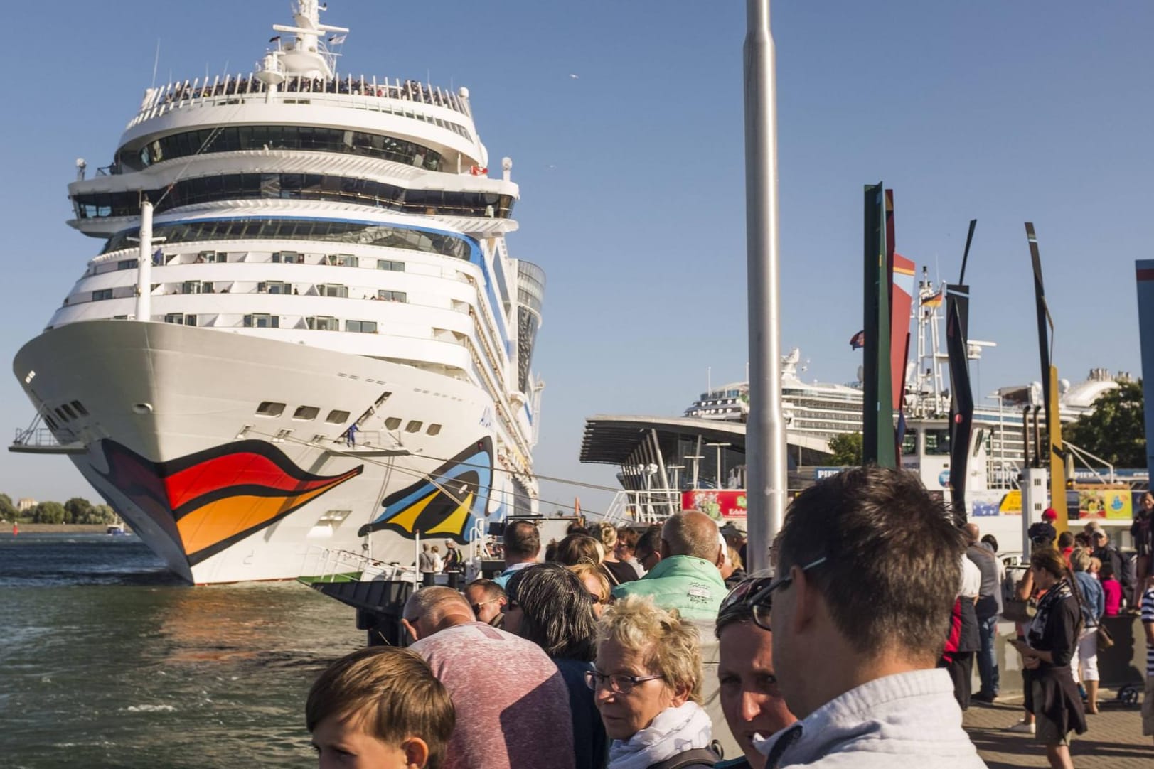 Kreuzfahrtschiff im Hafen: Erfahrene Kreuzfahrtgäste erkundigen sich schon vor der Abreise, welche Zielgebiete sich gut in Eigenregie erkunden lassen.