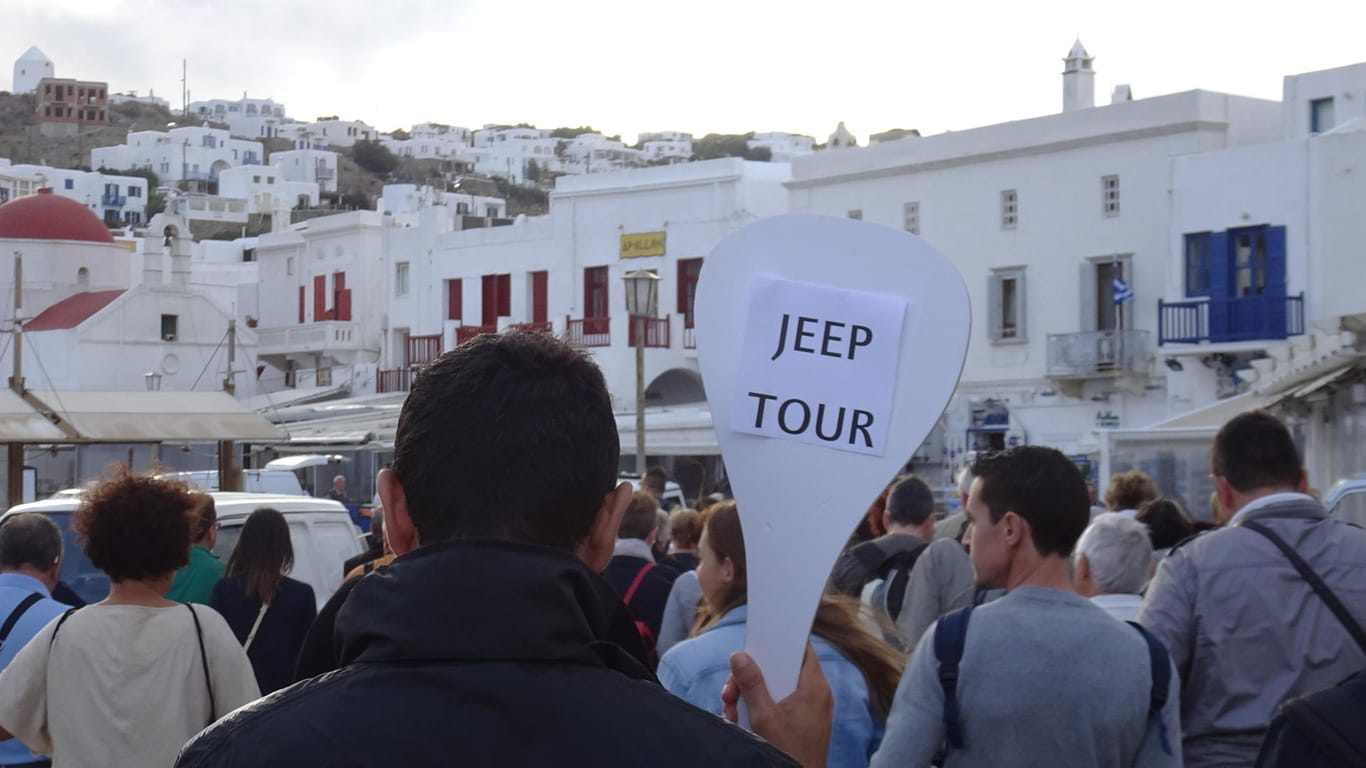 Reisegruppe am Hafen von Mykonos-Stadt in Griechenland: Mit unabhängigen Touranbietern kann das wachsende Aufkommen der Kreuzfahrtpassagiere beim Landgang entzerrt werden.
