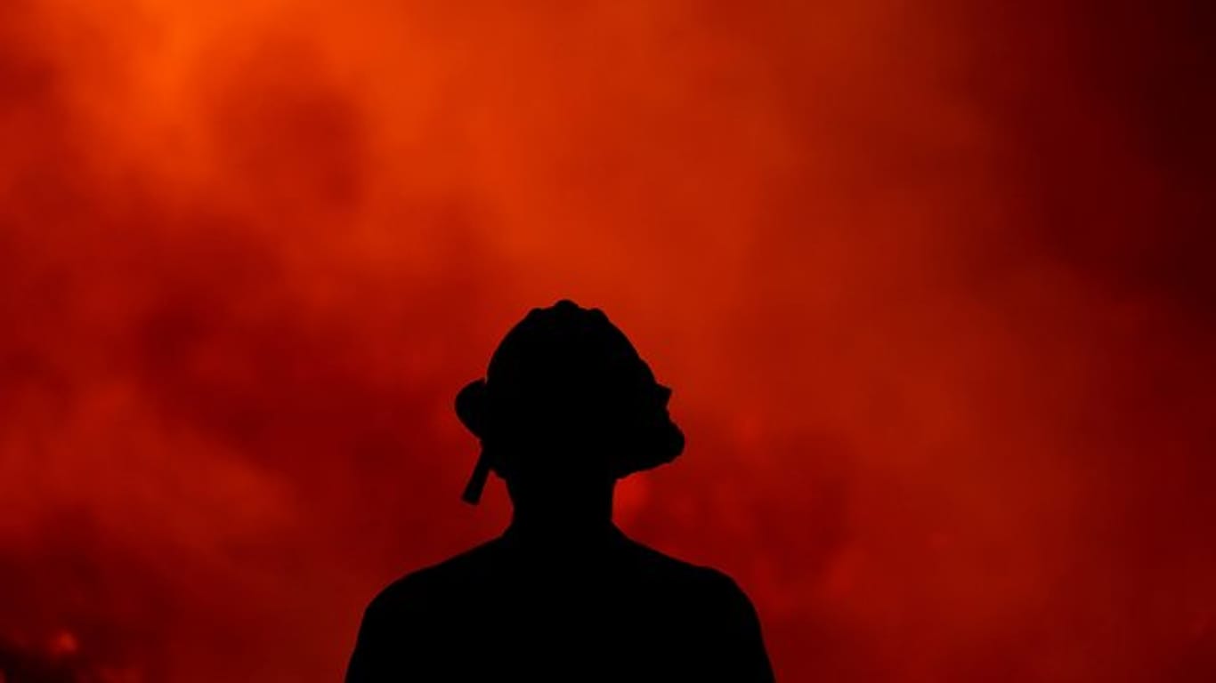 Ein Feuerwehrmann beobachtet das "Holy Fire" im Cleveland National Forest.