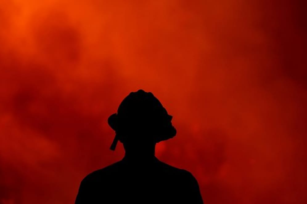 Ein Feuerwehrmann beobachtet das "Holy Fire" im Cleveland National Forest.