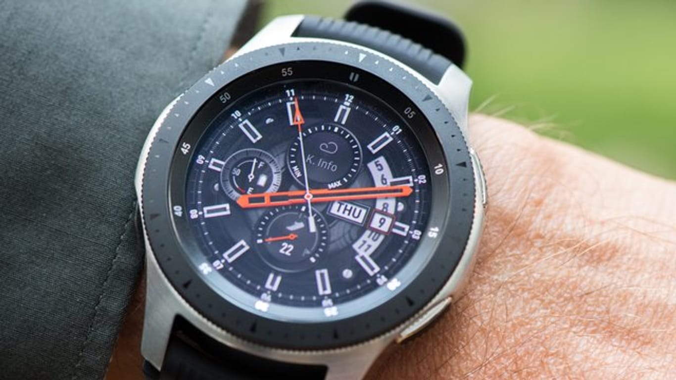 Die Galaxy Watch von Samsung gibt es auch als größere Ausgabe mit 46 Millimetern Durchmesser und einem 3,3-Zentimeter-Runddisplay.