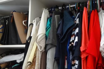 Kleidung im Schrank: Beim Packen für den Urlaub steht man oft vor der Qual der Wahl. Eine Airline bietet jetzt eine Mietoption für Kleidung an.